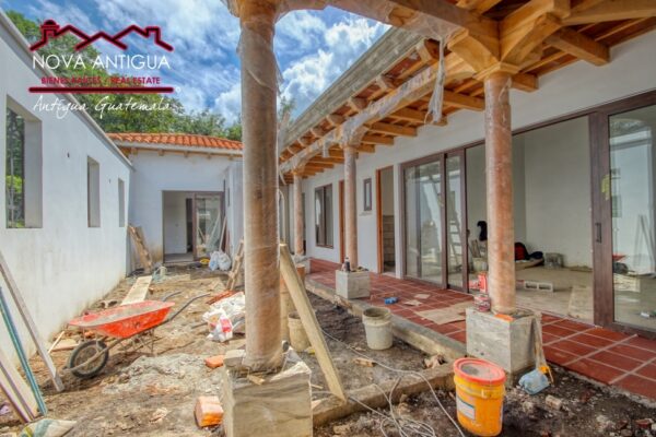 T54 – Casa en construccion en residencial Hacienda del Comendador
