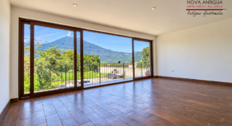 J155 – Casa nueva en condominio residencial en Ciudad Vieja