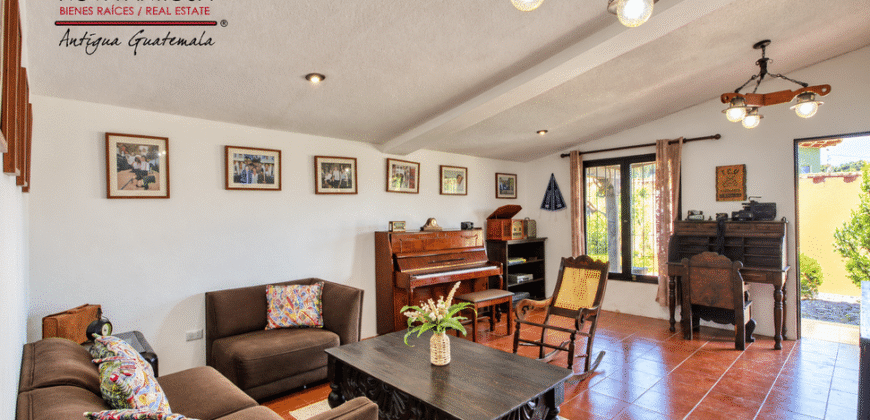 I76 – Cozy 2 bedroom house in small gated Community
