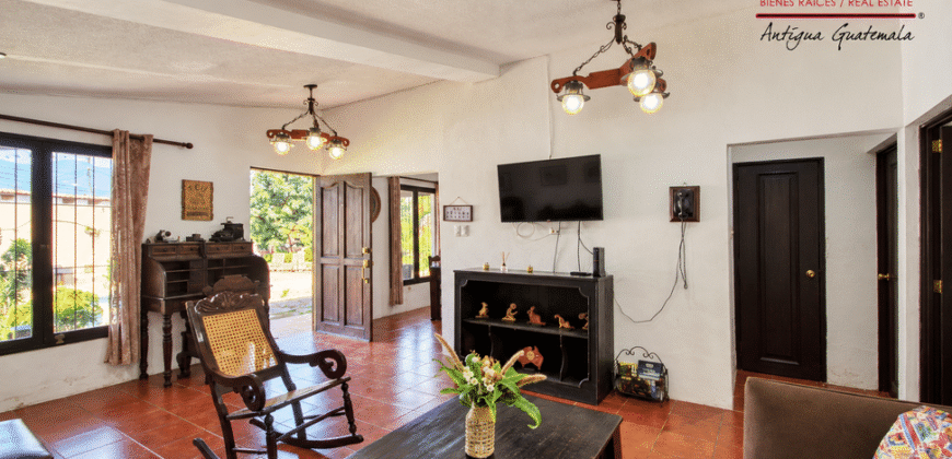 I76 – Cozy 2 bedroom house in small gated Community