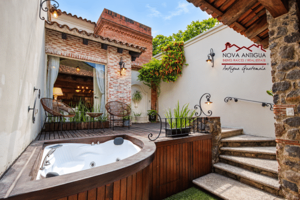 E251 – Encantadora casa colonial amueblada en venta en Santa Ana