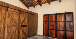 E251 – Encantadora casa colonial amueblada en venta en Santa Ana