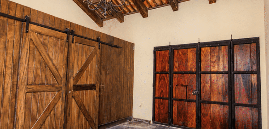 E251 – Encantadora casa colonial amueblada en venta en Santa Ana