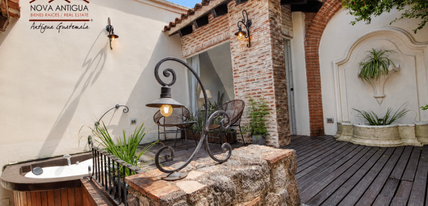 E251 – Encantadora casa colonial amueblada en venta en Santa Ana