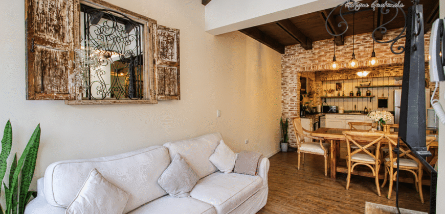 E251 – Encantadora casa colonial amueblada en venta en Santa Ana
