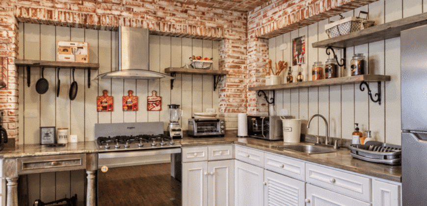 E251 – Encantadora casa colonial amueblada en venta en Santa Ana