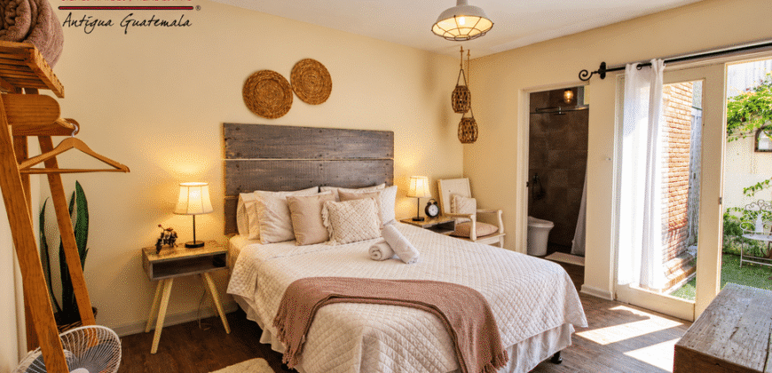 E251 – Encantadora casa colonial amueblada en venta en Santa Ana