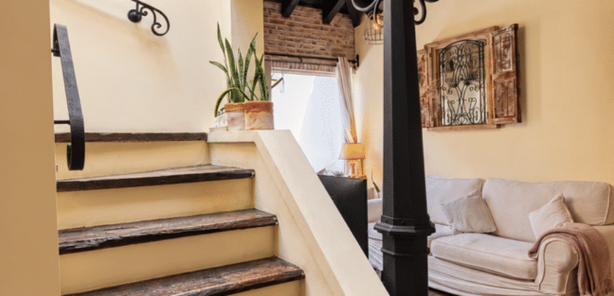 E251 – Encantadora casa colonial amueblada en venta en Santa Ana