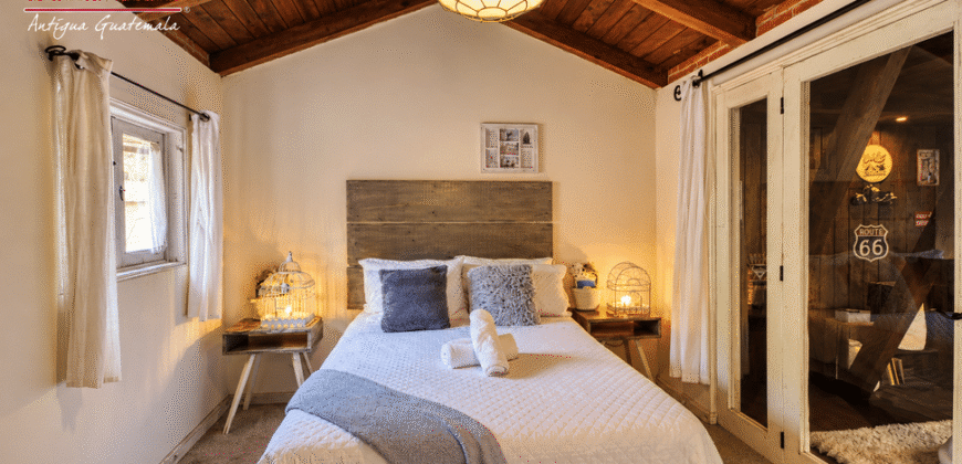 E251 – Encantadora casa colonial amueblada en venta en Santa Ana