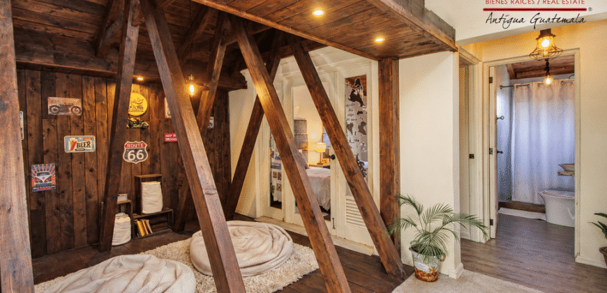 E251 – Encantadora casa colonial amueblada en venta en Santa Ana