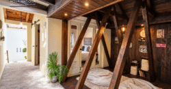 E251 – Encantadora casa colonial amueblada en venta en Santa Ana