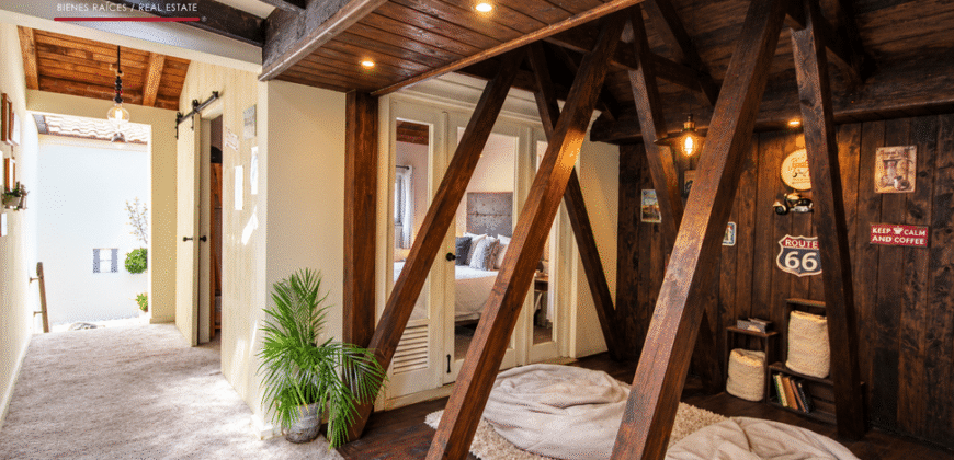 E251 – Encantadora casa colonial amueblada en venta en Santa Ana