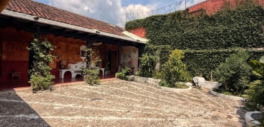 A4254 – House in the center of Antigua Guatemala