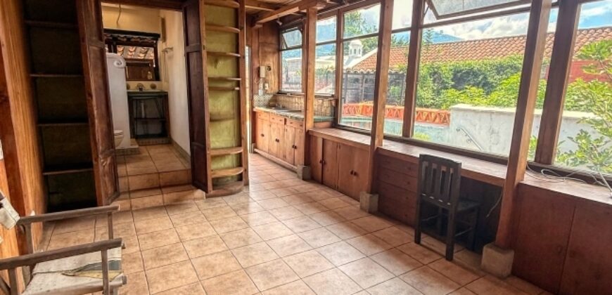 A4254 – House in the center of Antigua Guatemala